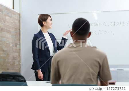 日本語学校の授業 127273721