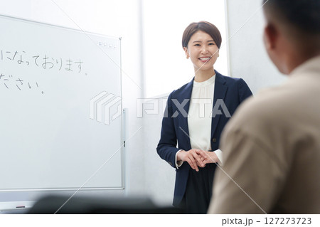 日本語学校の授業 127273723