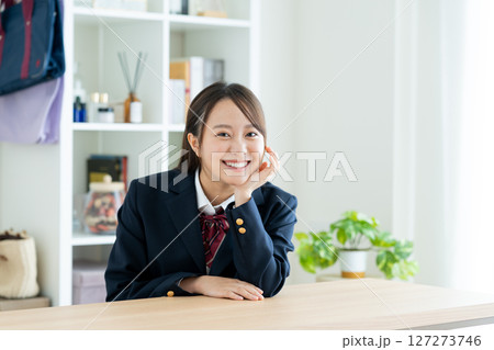 部屋でくつろぐ女子高生 127273746