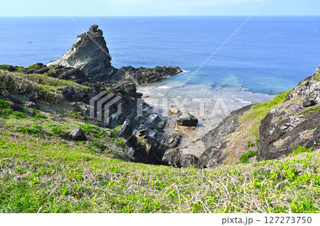 石垣島の最西端にある御神崎の断崖 127273750