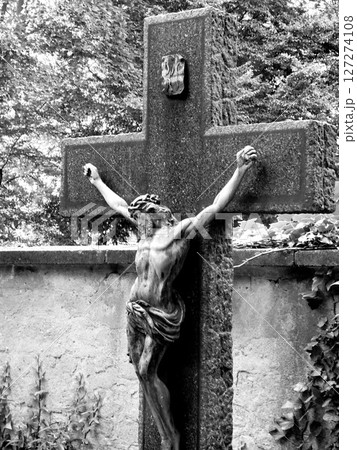 statue of a man with an ancient sculpture 127274108