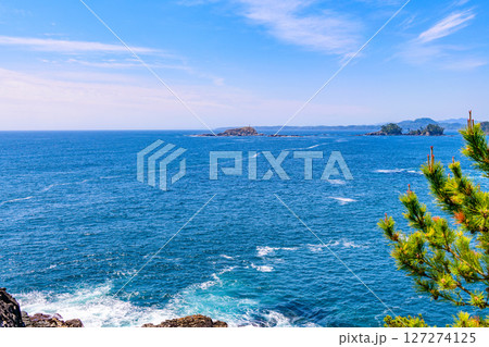 岩手県陸前高田の小さな漁港と岬 127274125