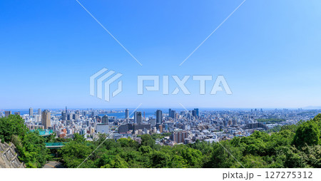 初夏の神戸の都市風景 パノラマ (兵庫県神戸市中央区) 127275312