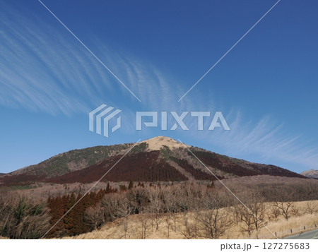 国道442の旧道沿いから猟師山南方方向を望む 熊本県阿蘇郡南小国町満願寺 国道442の旧道沿いから猟師山南方方向を望む 熊本県阿蘇郡南小国町満願寺 127275683