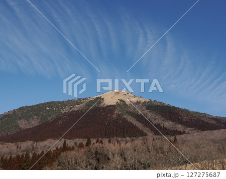 国道442の旧道沿いから猟師山南方方向を望む　熊本県阿蘇郡南小国町満願寺 127275687