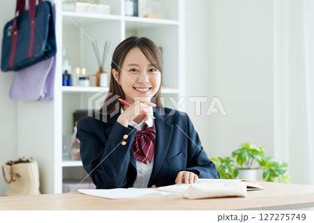 自宅で勉強する女子高生 127275749