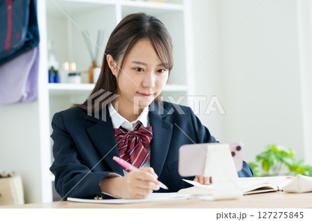 スマホで勉強する女子高生 127275845
