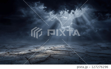 干上がった割れた地面に差す神秘的な天の光 127276296