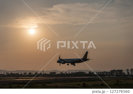 夕暮れの仙台空港 着陸中の飛行機 宮城県名取市 夕暮れの仙台空港 着陸中の飛行機 宮城県名取市 127276560