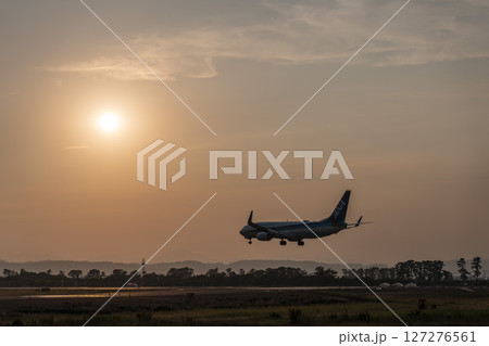 夕暮れの仙台空港　着陸中の飛行機　宮城県名取市 127276561