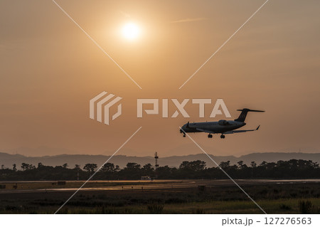 夕暮れの仙台空港 着陸中の飛行機 宮城県名取市 夕暮れの仙台空港 着陸中の飛行機 宮城県名取市 127276563