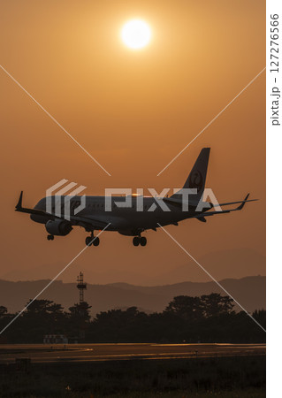 夕暮れの仙台空港 着陸中の飛行機 宮城県名取市 夕暮れの仙台空港 着陸中の飛行機 宮城県名取市 127276566