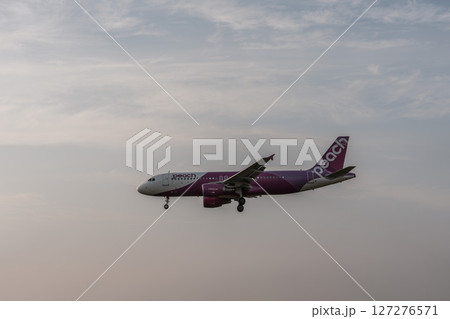 夕暮れの仙台空港 着陸中の飛行機 宮城県名取市 夕暮れの仙台空港 着陸中の飛行機 宮城県名取市 127276571