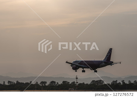夕暮れの仙台空港 着陸中の飛行機 宮城県名取市 夕暮れの仙台空港 着陸中の飛行機 宮城県名取市 127276572