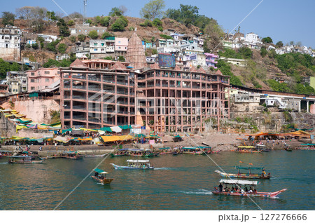 マディヤプラデーシュ州オームカレシュワルのナルマダ川とシュリ・オームカレシュワル寺院 127276666