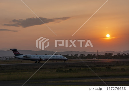 夕暮れの仙台空港　離陸中の飛行機　宮城県名取市 127276688