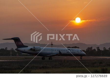 夕暮れの仙台空港　離陸中の飛行機　宮城県名取市 127276689