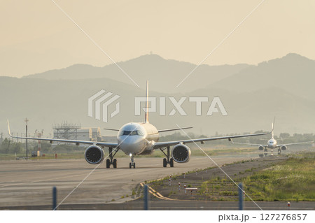 夕暮れの仙台空港 タキシング中の飛行機 宮城県名取市 夕暮れの仙台空港 タキシング中の飛行機 宮城県名取市 127276857