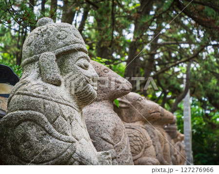 釜山　海東龍宮寺　入場口に据えられた十二支石像 127276966
