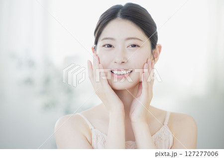 スキンケアをする若い女性 スキンケアをする若い女性 127277006
