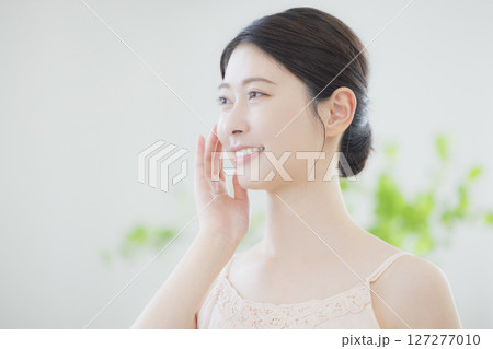 スキンケアをする若い女性 127277010