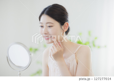 スキンケアをする若い女性 スキンケアをする若い女性 127277014