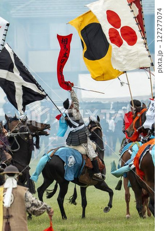 相馬野馬追　神旗争奪戦　キャッチする騎馬　福島県南相馬市 127277074