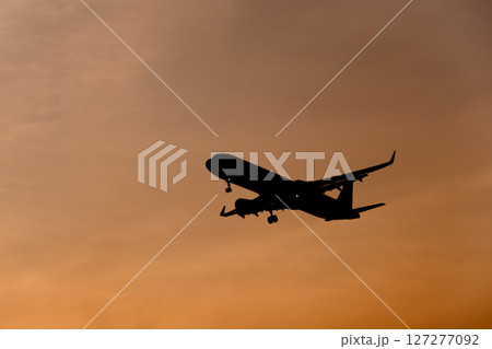 夕空に飛行機 夕空に飛行機 127277092