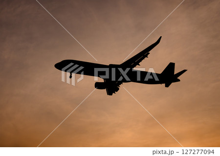 夕空に飛行機 127277094