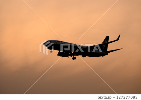 夕空に飛行機 夕空に飛行機 127277095