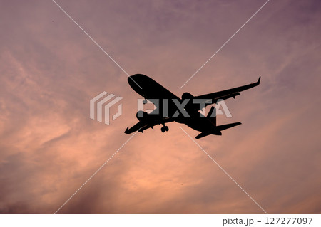 夕空に飛行機 夕空に飛行機 127277097