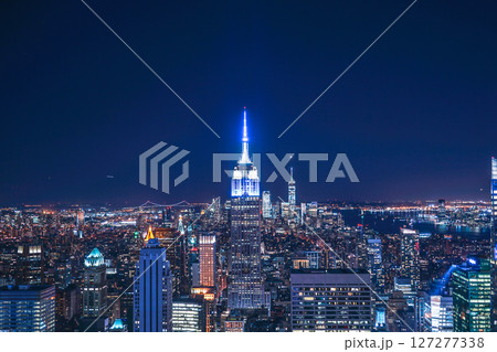 ロックフェラーセンター展望台から見えるエンパイステートビル(夜景) ロックフェラーセンター展望台から見えるエンパイステートビル(夜景) 127277338