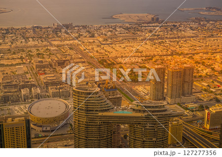 ブルジュ・ハリファ展望台から見えるドバイの街並み 127277356