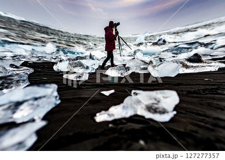 ヨークルスアゥルロゥンのダイヤモンドビーチ（アイスランド） 127277357