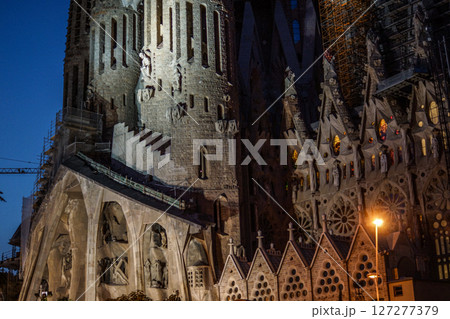 サグラダファミリアの夜景（スペイン・バルセロナ） 127277379