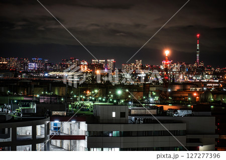 京浜工業地帯から見える東京の夜景 127277396