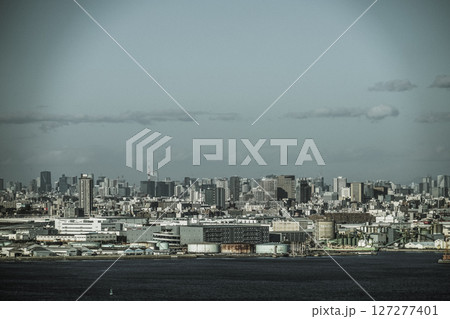 マリンタワーから見える横浜の街並み（モノクローム） 127277401