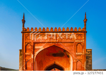 赤砂岩の門と青空 127277431