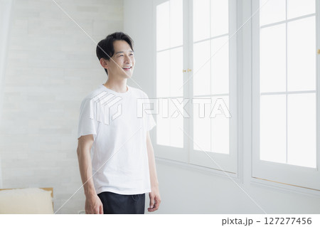 ストレッチをする男性 ストレッチをする男性 127277456