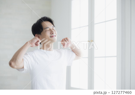 ストレッチをする男性 127277460