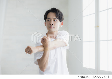 ストレッチをする男性 127277481