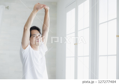 ストレッチをする男性 ストレッチをする男性 127277484