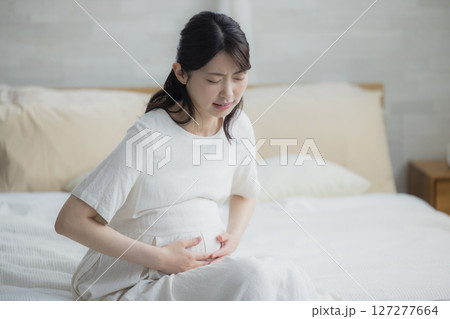 リビングの妊婦　 127277664