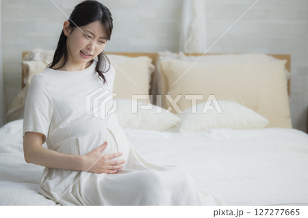 リビングの妊婦　 127277665