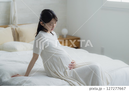 リビングの妊婦　 127277667