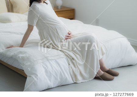 リビングの妊婦　 127277669