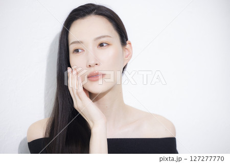 黒いオフショルを着た女性  127277770