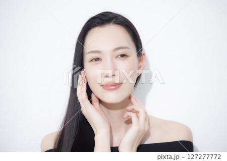黒いオフショルを着た女性 黒いオフショルを着た女性 127277772