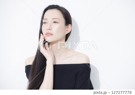 黒いオフショルを着た女性 黒いオフショルを着た女性 127277778