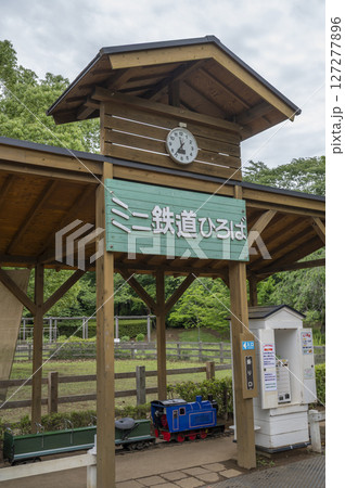 公園を走るミニトレイン 公園を走るミニトレイン 127277896